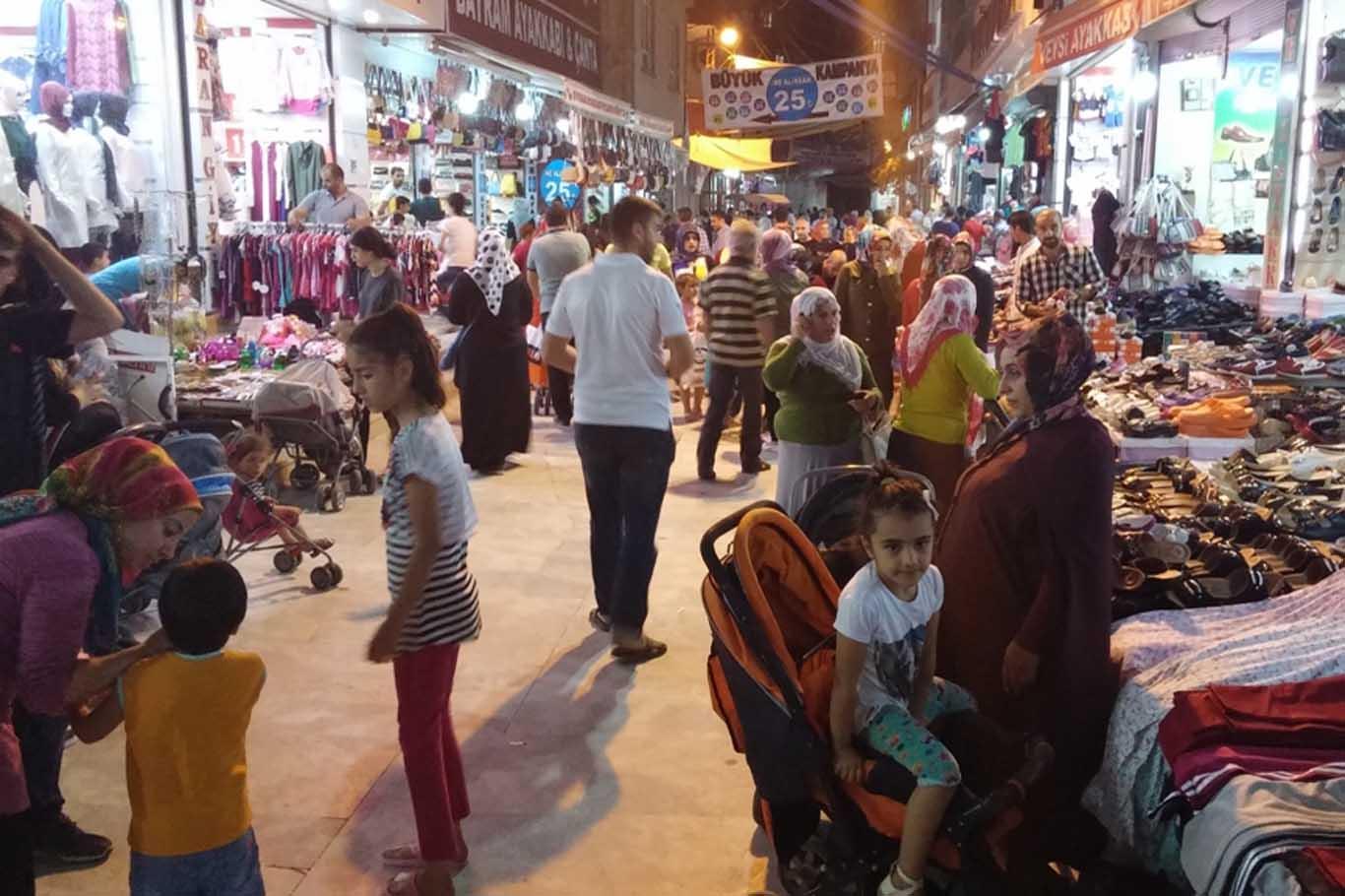 Başlayan bayram alışverişi esnafın yüzünü güldürdü Başlayan bayram alışverişi esnafın yüzünü güldürdü